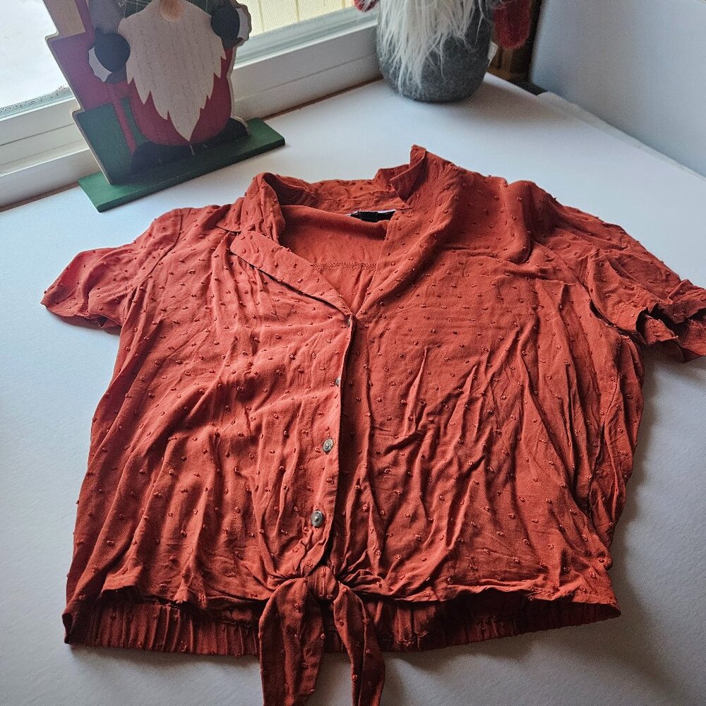 Rust Swiss Dot Button-Front Tie-Hem Blouse – Lightweight & Feminine